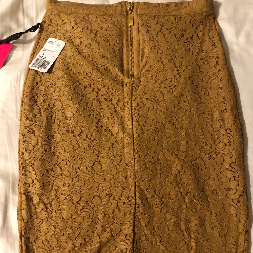 🛑SOLD🛑 Forever 21- Lace Pencil Skirt (S) - Picture 2 of 3